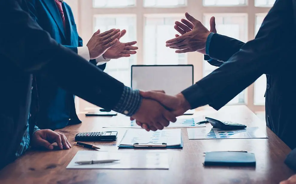 Como contratar um advogado trabalhista para defender minha empresa?